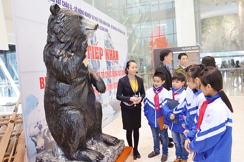 students from Le Hong Phong primary school in Ha Long City attend the ceremony for receiving the statue