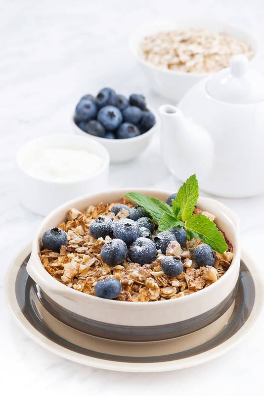 berry crumble with oatmeal