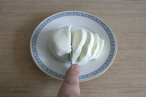 17 - Mozzarella in Scheiben schneiden / Cut mozzarella in slices