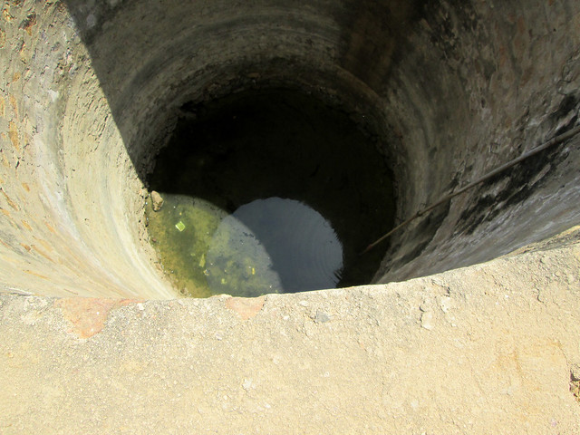 नीरूइयादामर गाँव में चापाकल कुएँ से पानी लेता था वो भी सुख गया