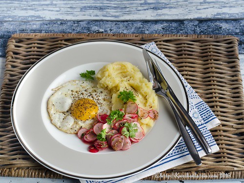 SSellerie-Kartoffelstampf mit Spiegelei und Radieschensalat