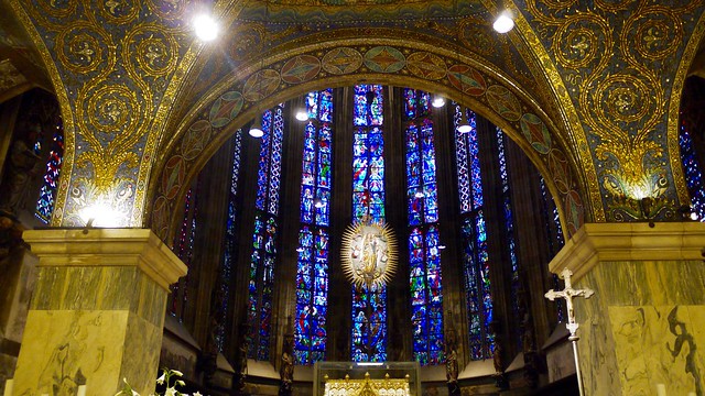 Allemagne, Aachen (Aix-la-Chapelle), le Aachener Dom (la cathédrale Notre-Dame), la Madone auréolée de lumière en suspens fut créée en 1524 par Jan von Stevensweert