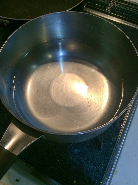 鍋に水を張る