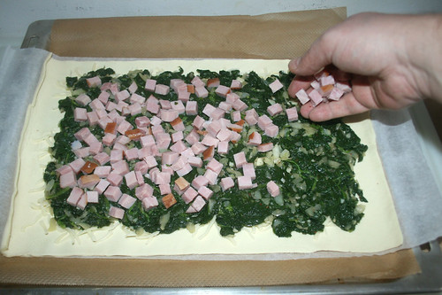 18 - Schinkenwürfel auf Spinat verteilen / Put ham on spinach