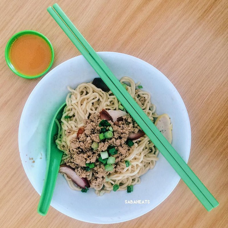 Delicious Kon Lau mee using fresh noodle made right behind their shop. They only sell 2 types of food at their shop, Kon lau mee and wan tan soup. Simple and nice?? ?location : Atuk Huang Noodle house 范爷面家，Plaza 333, Donggongon bypass :clo