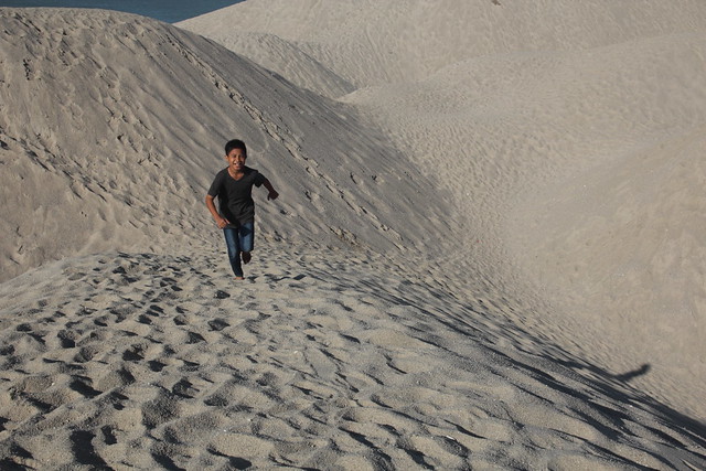 abang long mendaki dune pasir