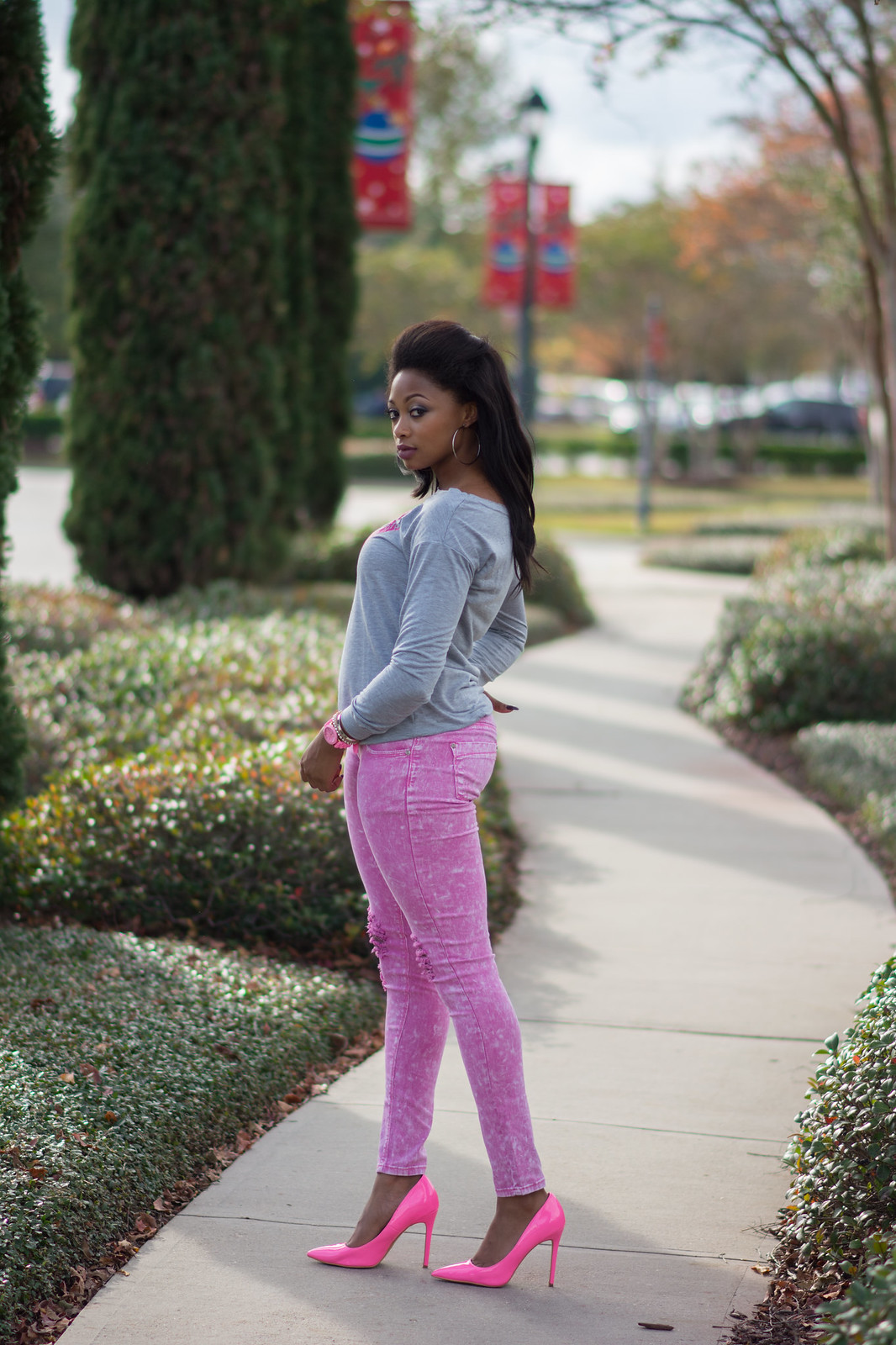 how to style hot pink pumps