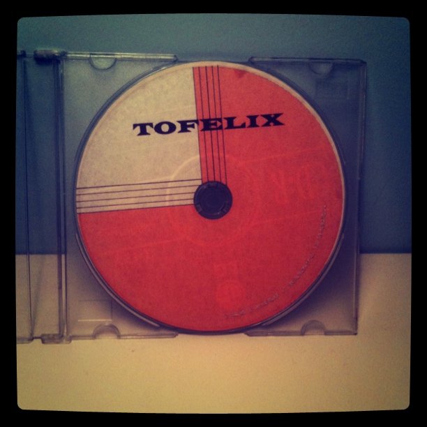 2001年女友亲手制作并送我的《将爱情进行到底》的原声音乐CD，上面写的是＂To Felix＂。