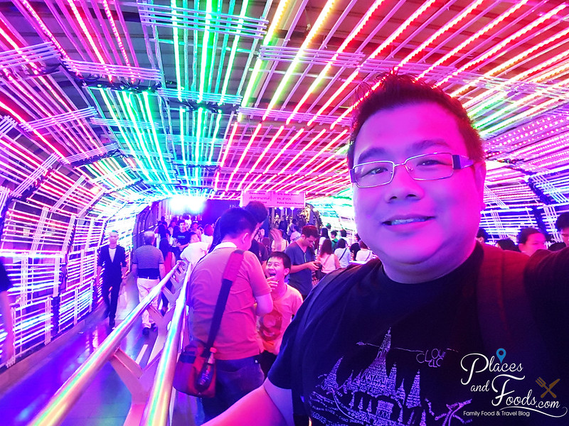ratchaprasong light tunnel wilson placesandfoods selfie