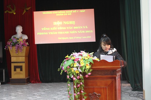 Đồng chí Nguyễn Hồng Hạnh – Chủ nhiệm CLB Văn nghệ - Tình nguyện tham luận về hoạt động VHVN – TDTT