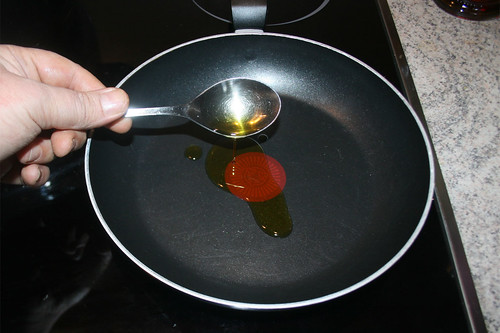 32 - Öl in kleiner Pfanne erhitzen / Heat up oil in small pan