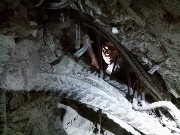 臺南_20160206_在斷垣殘壁中，搜救人員的手電筒，為受困者帶來希望之光。（圖：台東搜救隊提供）