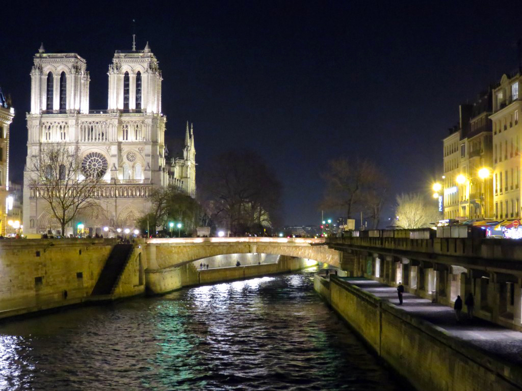 Viajar de París a Londres: Catedral de Notre Dame en La Cité, París (Francia)
