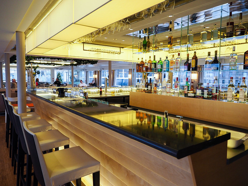 Lounge bar on the Viking Idi