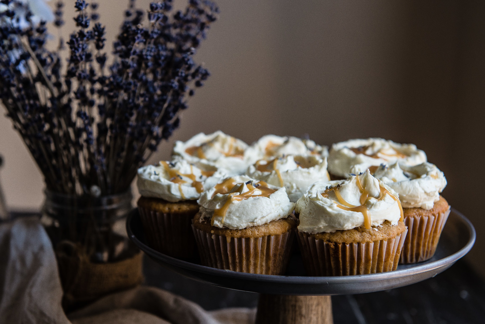 london fog cupcakes | two red bowls