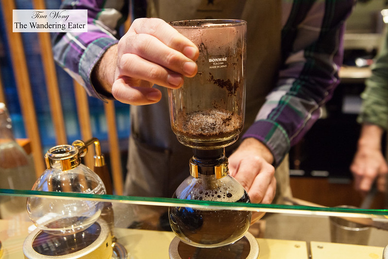 Making siphoned coffee with Starbucks Patheon Roastery Blend