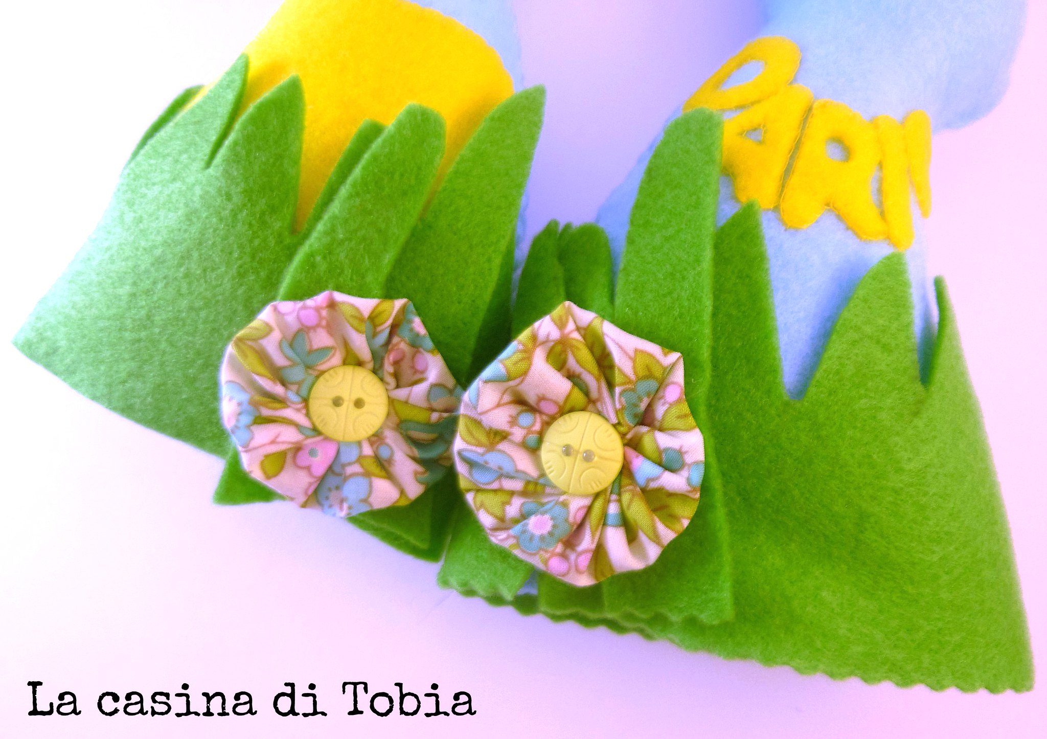 coniglietti pasquali in feltro decorati con yo yos di stoffa handmade by La Casina di Tobia