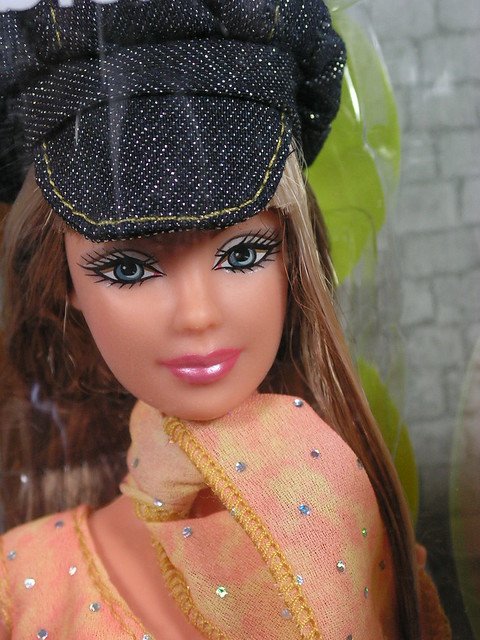 2004 Barbie Fashion Fever Barbie H0891 (1)