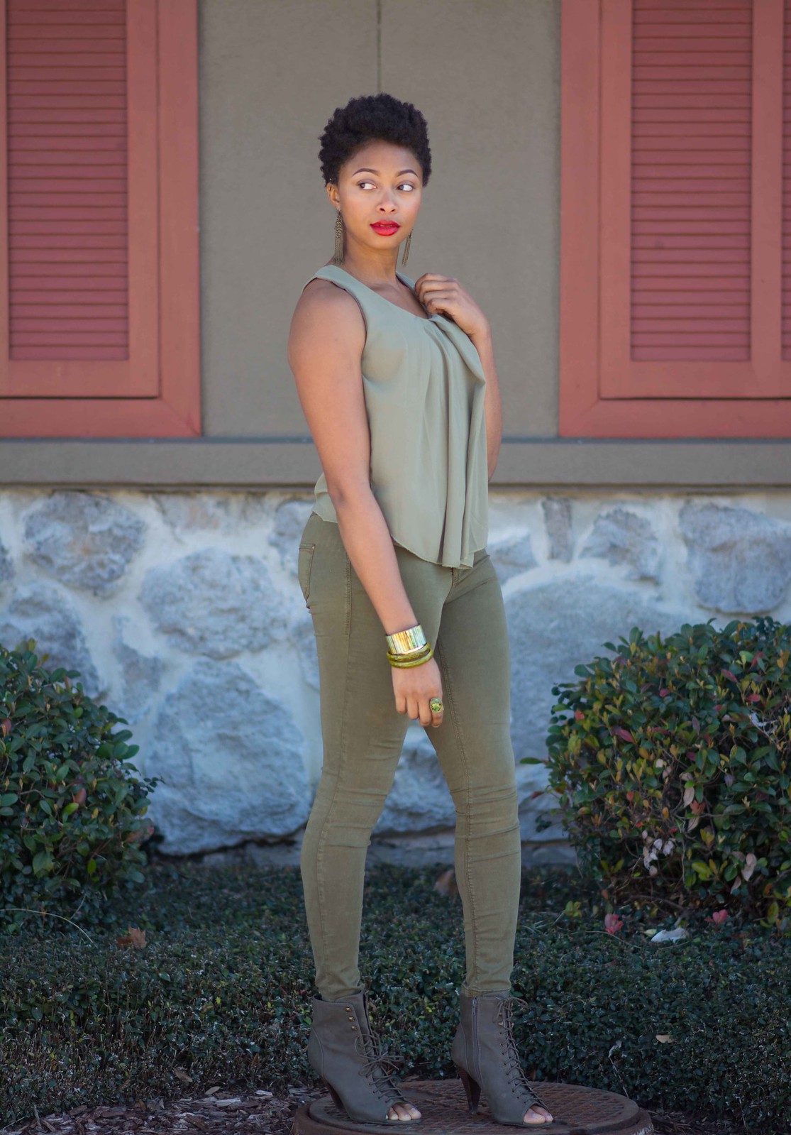 how to wear a monochromatic khaki outfit