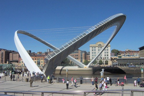 Gateshead_millennium_bridge_open