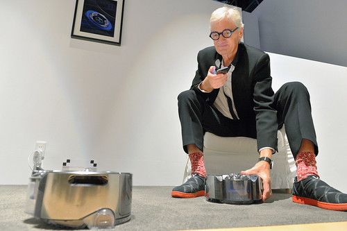 business: Dyson takes on Tesla with $1.4 billion battery tech investment https://t.co/ptBq1yXJP9 https://t.co/rUQB2ISnAK
