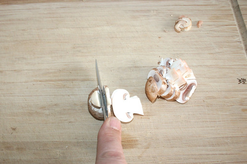 12 - Pilze in Scheiben schneiden / Cut mushrooms in slices