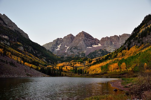 trees lake mountains nature colorado unitedstates evergreen blueskies aspen day7 maroonbells yellowleaves maroonpeak pyramidpeak maroonlake hillsides whiterivernationalforest project365 colorefexpro northmaroonpeak lookingsw elkmountains marooncreekvalley mountainsindistance sleepingsexton snowpacks nearsunrise nikond800e mountainsoffindistance capturenx2edited hillsideoftrees maroonbells–snowmasswilderness