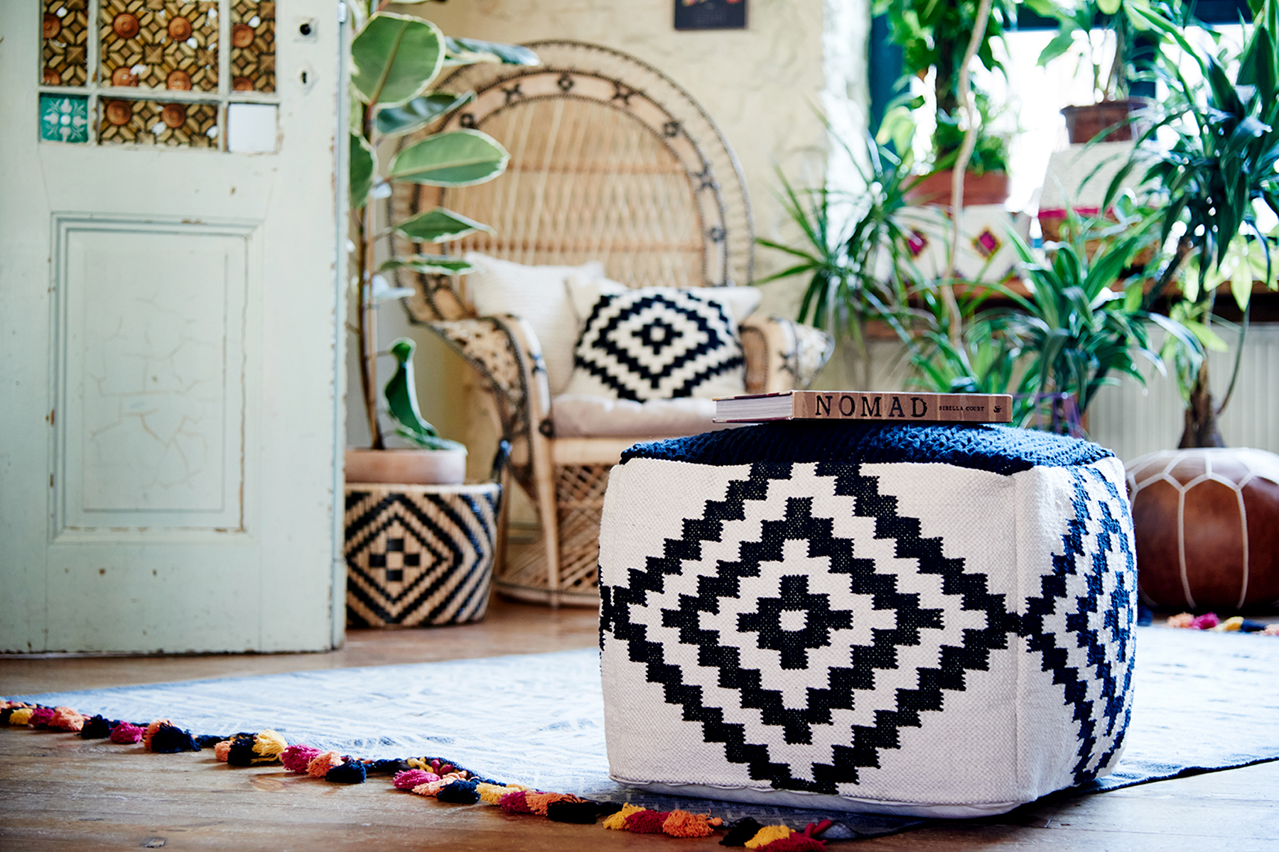 eva padberg home24 c'est nous interior blog styling home&living marrakesh cozy cocooning bold colours life lifestyle lifestyleblog interior blog model beauty summer mood moodboard leather accessories pouf knit pattern cats & dogs blog ricarda schernus 4