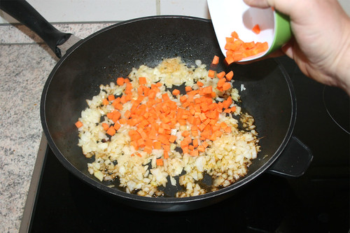 39 - Zwiebeln & Möhren zum Bratfett geben / Put onion & carrots in pan