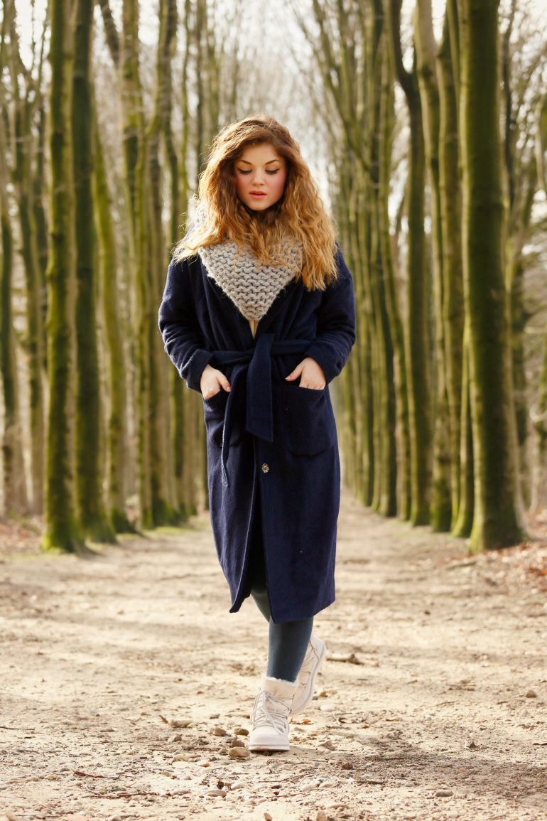 one year ago, fuzzy coat, cheap monday, ugg australia, bos, arnhem, fashion blogger, fashion is a a party, cirkelsjaal, knitted scarf, grijze sjaal, navy coat, donkerblauwe jas, wavy hair, jeans, mac flamingo park, samenwonen, uit huis gaan, one year ago