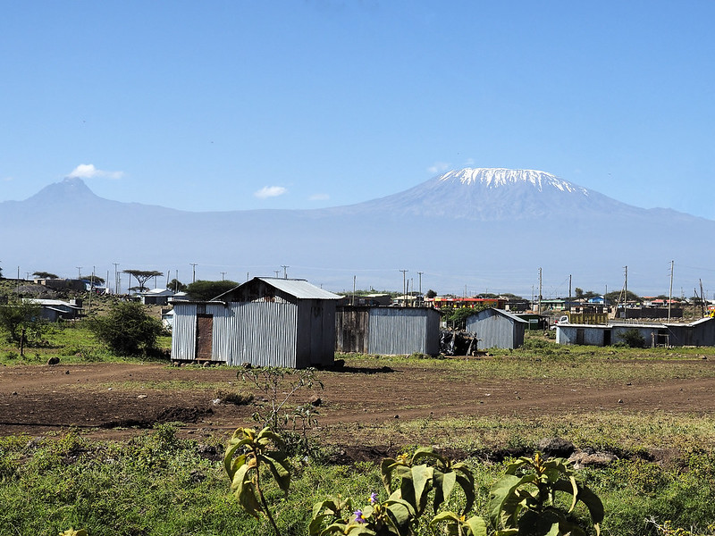 Le Kilimandjaro en toile de fond 25711750886_a18fffff4e_c