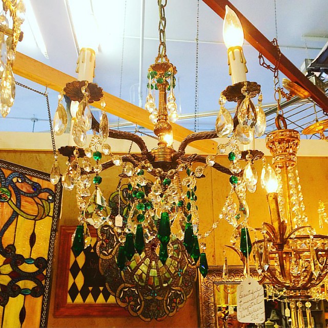 #TBT to this fabbuu green jeweled chandelier sighhhh 😍