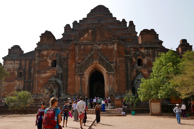 Riesige Tempelanlagen in Bagan. Von der Verzierung ist nicht mehr viel da, aber das war alles mal verputzt und weiß getüncht!