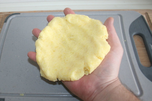 24 - Kloßteig flach drücken / Flatten dumpling dough
