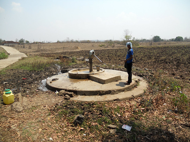 गाँव में पीने के साफ पानी का एक स्रोत