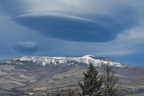 lenticular cloud over grizzly peak ashland oregon nikon d750 nikkor 85mm f18g lens skywatch snow covered mountain cloudy winter al case