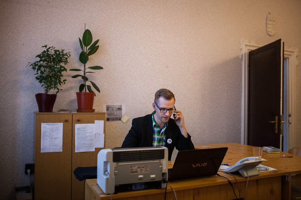 Az igazgatói iroda íróasztalánál | Fotó: Magócsi Márton