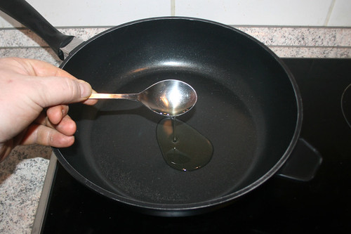 18 - Öl in Pfanne erhitzen / Heat up oil in pan