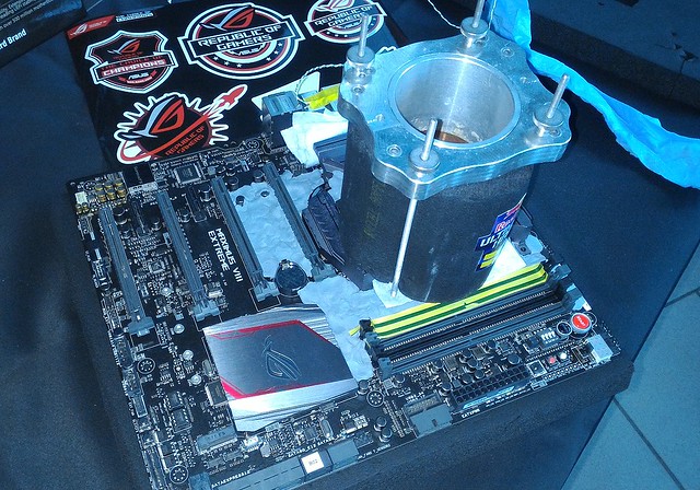 Asus Maximus VIII Extreme - flanker recenze