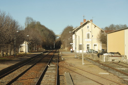 france building station track trains disused railways sncf auzances lostlines lignedebourgesàmiécaze sncfusselmontluçonville