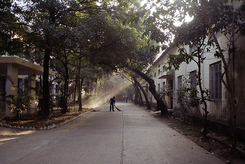 street morning winter film analog campus dawn ray fujifilm dhaka bangladesh sweep sweeper buet olympusmjuii fujicolorc200 dhakadivision pacificimage sheikhshahriarahmed primefilm3650pro3