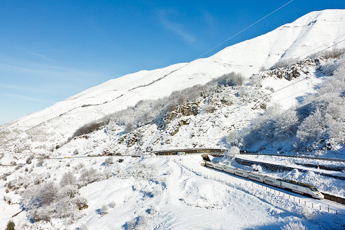 españa mountain snow train tren spain espanha nieve pass railway paso neve 130 montanha comboio bombardier ferrocarril renfe talgo astúrias alvia