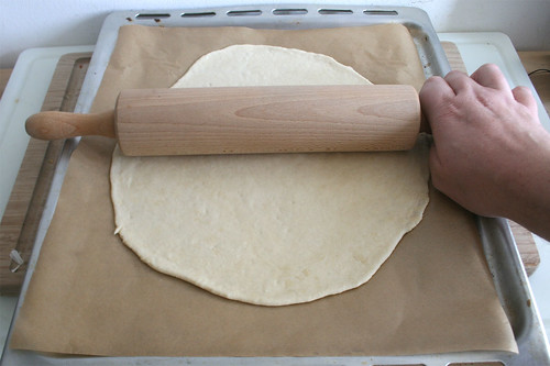 24 - Teig ausrollen / Roll out dough