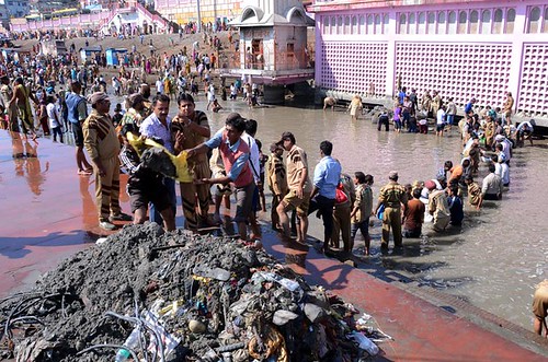 गंगा के सफाई अभियान में जुटी आम जनता-एक ठोस पहल