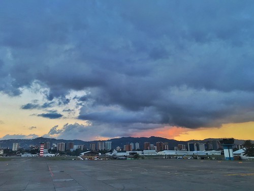 sunset window airplane airport guatemala airplanewindow windowseatplease pw guatemalacity laauroraairport