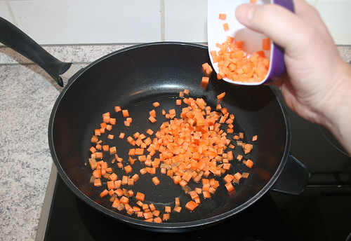 19 - Möhren in Pfanne geben / Put carrots in pan