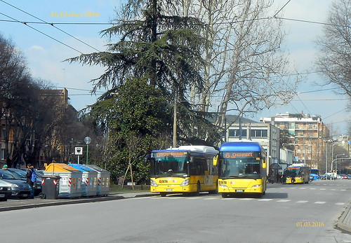 un filobus sorpassa...un autobus! :-) Fermata Autolinee