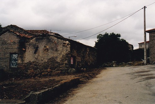 ANTES (SETEMBRO 2002):  o forno de Vilariño das Poldras (Sandiás - Ourense) no comezo das obras da súa rehabilitación.