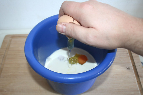 29 - Sahne & Eier in Schüssel geben / Put cream & eggs in bowl