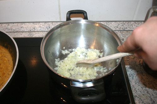 30 - Restliche Zwiebel in Topf andünsten / Braise remaining onion lightly in pot